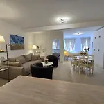 Bianco - In Centre شقة روفينج